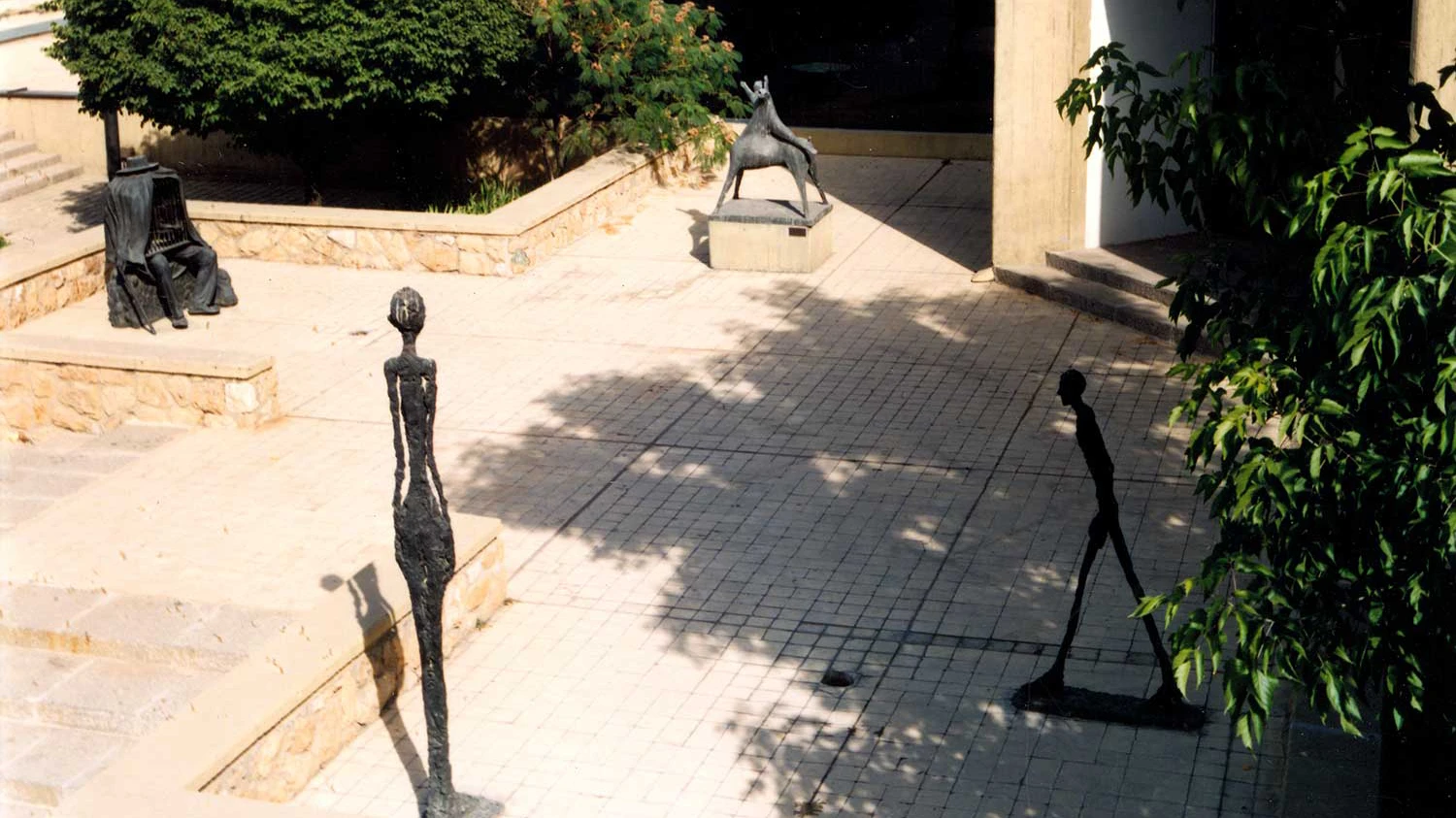 contemporary-of-art-museum-tehran-garden